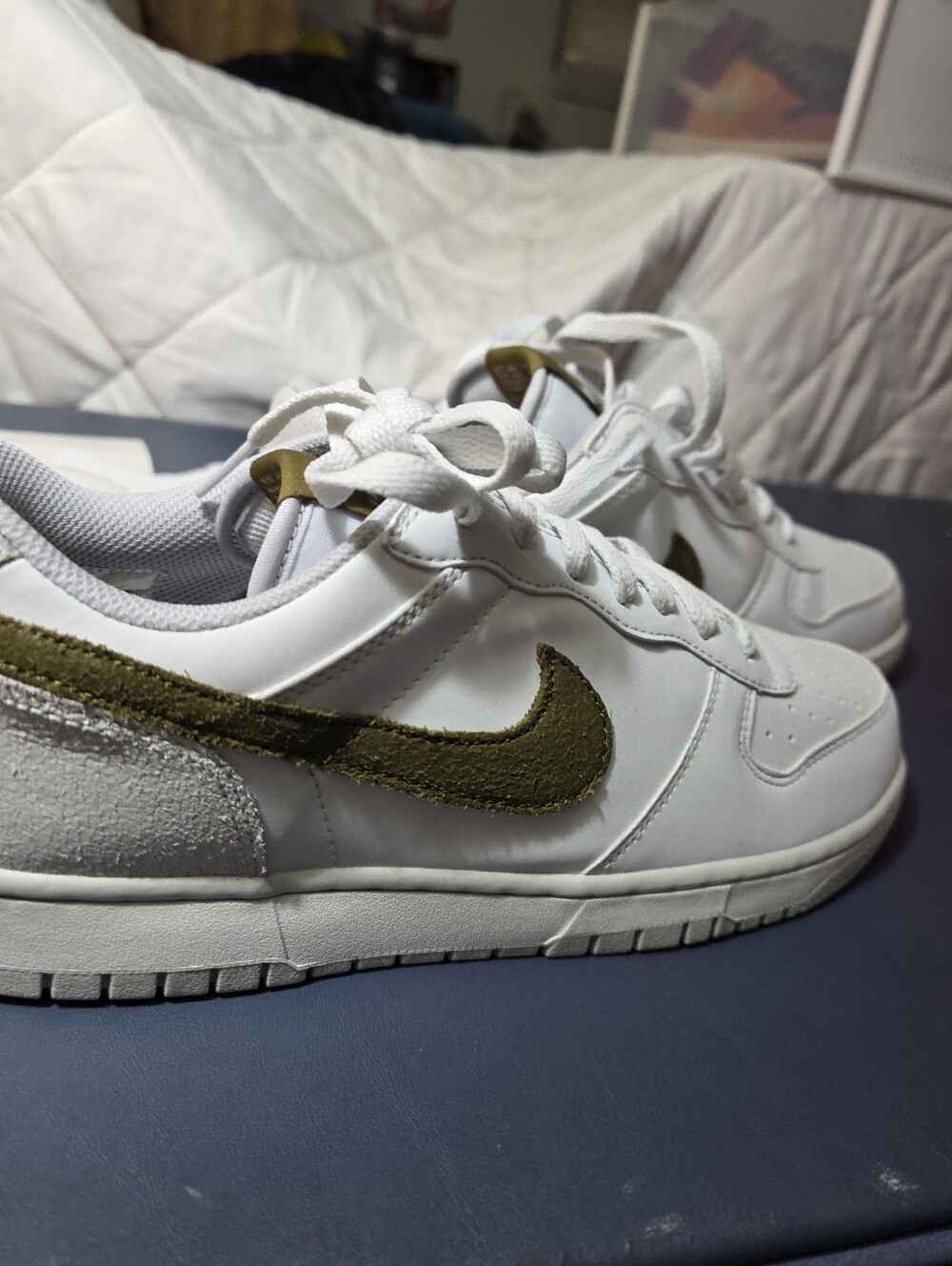 Big Nike Low Lux Size 9.5m White Low-Top Sneakers with Olive Green Swoosh